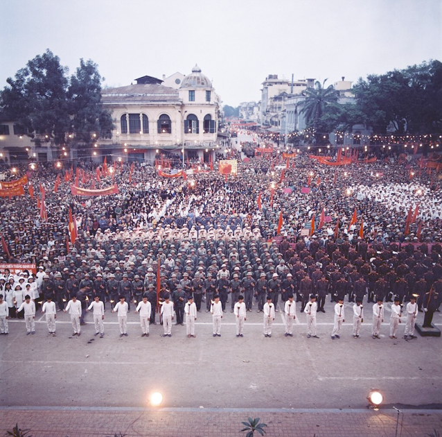 Cuộc mít-tinh lớn được tổ chức ở quảng trường Cách mạng Tháng Tám, Hà Nội.